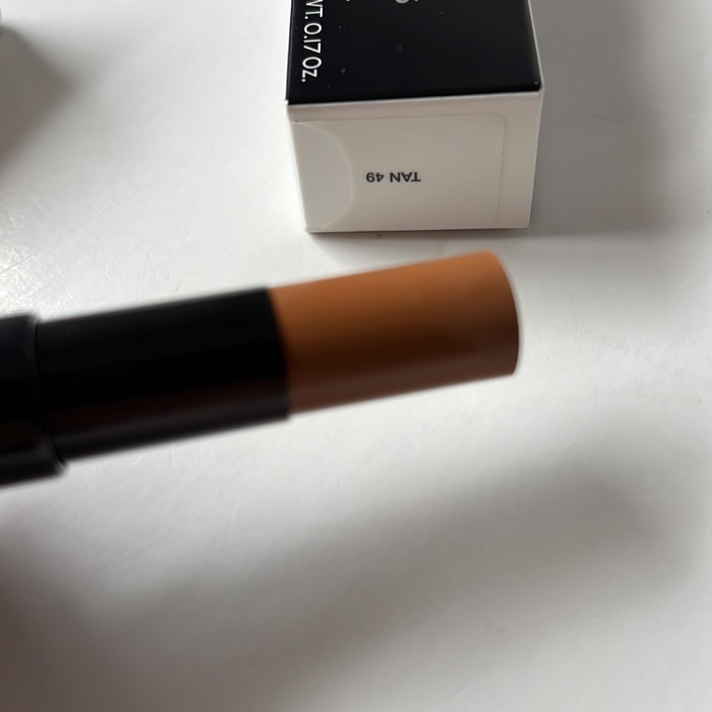 Marc Jacob Accomplice Concealer & Touchup Stick Tan 49 New